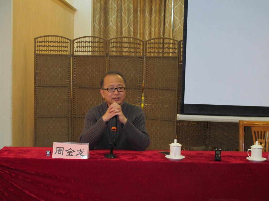 威廉希尔中文网站平台副书记兼副院长周金龙副教授作报告